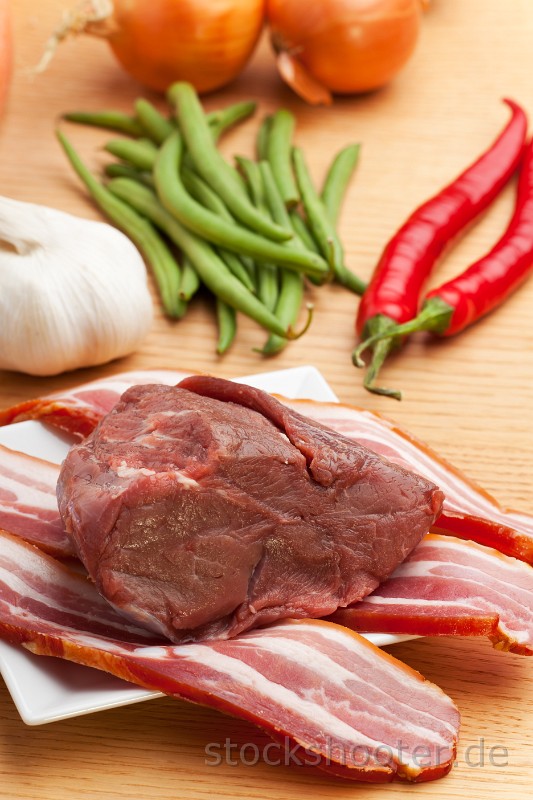 _MG_6972_rawmeat.jpg - rohes Filet und Speckstreifen
